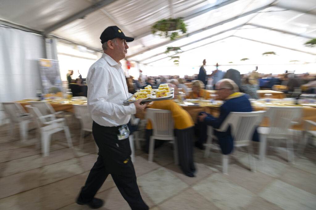 Servizio al tavolo alla Festa del Bacalà